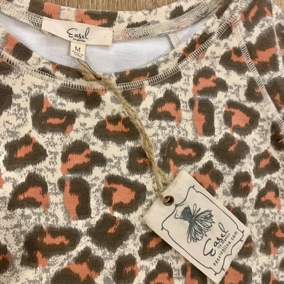NWT Easel Medium Leopard Cheetah Print Top - Picture 3 of 9